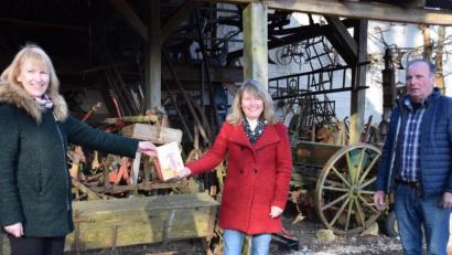 Bild: wku
Bürgermeister Brigitte Bachmann (links) und Ortsheimatpfleger Reinhard Franz (rechts) freuen sich über die Neuauflage des Birglandbuches von Heidi Kurz.