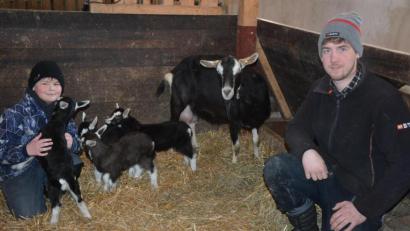 Bild: jr
Züchter Sebastian Konrad (rechts) freut sich gemeinsam mit seinem Cousin Michael über die Vierlinge von Ziegenmama „Lissi“.