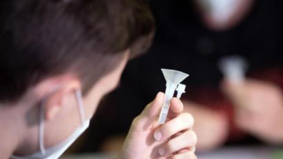 Bild: Federico Gambarini/dpa
Ein Schüler in Nordrhein-Westfalen führt am Morgen vor Unterrichtsbeginn einen Corona-Schnelltest durch.