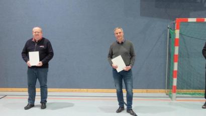 Bild: ohr
Bürgermeister Hans Prechtl (rechts ) zeichnete im Auftrag von Landrat Thomas Ebeling im Beisein von Geschäftsleiterin der VG Schwarzenfeld, Kathrin Schwarz (links), die Gemeinderäte Franz Jauernig und Thomas Rohrwild (Mitte von links) für ihr 18-jäjrigess verdienstvolles Wirken für die Gemeinde Stulln mit der Kommunalen Dankurkunde aus.