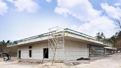 Bild: Schwarz/exb
Der Neubau der Handwerkskammer in Schwandorf geht zügig voran: Der Rohbau ist fertiggestellt, das Dach abgedichtet, der Innenausbau gestartet und die Fassade in Arbeit.