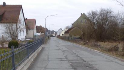 Bild: bk
Die Röthenbachstraße in Weiherhammer weist schwere Schäden auf und bedarf dringend einer Sanierung. Für 2021 sind im Etat zumindest die Planungskosten angesetzt.