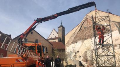 Bild: Wilhelm Amann
Das Bild kann als Symbol für einen aus dem Stadtbild verschwindenden Schandfleck gelten: Der Bauhof transportierte im Beisein von Bürgermeister Frank Zeitler den Gerüst-Pylon vom Grundstück am Mühlweg 2 ab. Die am Eingang zur Altstadt gelegene Fläche, die auch in Stadtratssitzungen oft in die Kritik geraten war, gehört jetzt der Stadt Nabburg, die Pläne für eine ansprechende Gestaltung machen lässt.