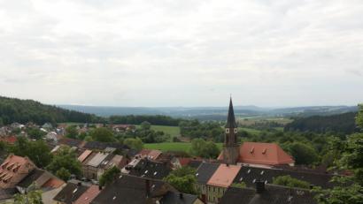 Archivbild: rpp
Ein toller Ausblick auf Neustadt am Kulm und seine Umgebung bietet sich vom Kleinen Kulm aus. Dort befindet sich eine Station des Passions- und Osterweges der evangelischen Kirchengemeinde.