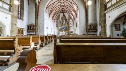 Archivbild: Hösamer
Gesperrte Bänke und Abstandsregeln: Die Corona-Vorschriften gelten auch in den Gottesdiensten zu Ostern. Nach einigen Diskussionen bleiben Präsenzgottesdienste zulässig.