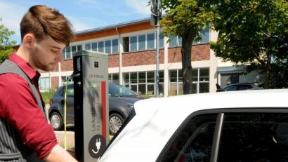 Archivbild: Stephan Huber
Auf dem Parkplatz an der Bayreuther Straße steht eine E-Ladesäule. Für den Ausbau der Lade-Struktur in der Stadt soll deren Auslastung untersucht werden.