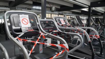 Bild: Lucia Weigert
Absperrband am Laufband und Stepper: So sieht es wegen des seit November geltenden Lockdowns in den Fitness-Studios aus.