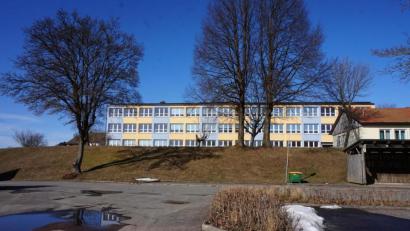Bild: eib
Auf dem der Grundschule vorgelagerten Hanggrundstück, in dem sich damals wie heute die Heizöltanks unterirdisch verbergen, sollte das Biomasse-Heizkraftwerk verwirklicht werden. Doch vor 25 Jahren scheiterte eine Initiative in Schönsee.