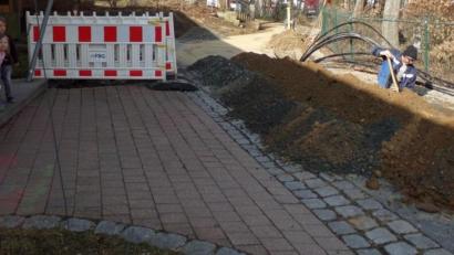 Bild: fks
Mit Abstand aber sehr interessiert schauen die Mädchen und Buben der Notbetreuung auf das Verlegen der Leerrohre für das neue Hallenbad.