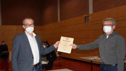 Bild: sam
Bürgermeister Erwin Geitner (links) verabschiedet Georg Söldner aus dem Gemeinderat Rieden.