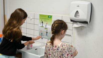 Symbolbild: dpa/Arne Dedert
Waschbecken gehörten seit Jahrzehnten zur Standardausrüstung in den Klassenzimmern. Beim Neubau der Kemnather Realschule soll aber darauf verzichtet werden. Die Entscheidung des Kreisausschusses sorgt für viel Unmut und Unverständnis bei der Kemnather Schulfamilie.