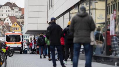 Bild: Tom Weller/dpa
Schnelltests in der Tübinger Innenstadt. So ähnlich könnte es nach Ostern in Weiden aussehen. Das "Tübinger Modell", das weitgehende Öffnungen ermöglicht, soll Schule machen.