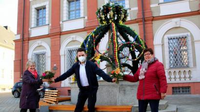 Bild: fsb
Bürgermeister Sebastian Dippold dankt den Organisatorinnen Gabi Fröhlich (links) und Marianne Lebegern mit einem Sträußchen für ihre Mühen beim Aufstellen des Osterbrunnens in Neustadt.