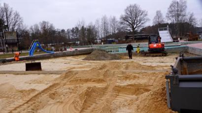 Bild: bkr
Im Naturerlebnisbad wird der Sandstrand ausgetauscht, damit sich Kinder dort unbeschwert vergnügen können. Die hoffen natürlich jetzt erst recht, dass ihnen Corona im Sommer keinen Strich durch die Rechnung macht.
