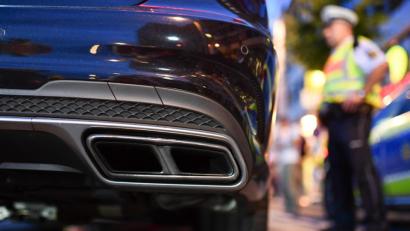 Bild: Uwe Anspach/dpa
Polizeibeamte kontrollieren sogenannte Autoposer. "Autoposer" fahren mit ihren oftmals getunten Fahrzeugen vor allem in den Abendstunden durch die Innenstadt und zeigen lautstark, wie viel PS ihr Wagen hat.