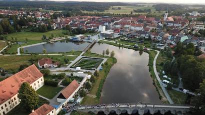 Archivbild: Stadt Tirschenreuth/exb
Die drei Tirschenreuther Wahrzeichen auf einen Blick: die Fischhofbrücke (unten), der Klettnersturm (oben, l.) und der Kirchturm der Stadtpfarrkirche (oben, r.). Am 27. März geht dort am Abend für eine Stunde das Licht aus. Die Luftbildaufnahme stammt aus dem Jahr 2018.