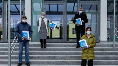 Bild: wbe
Lernmaterialien zum Thema "Wasserschule Oberpfalz" übergaben der Leiter der Stadtwerke Roland Kraus (links), Bürgermeister Michael Göth (rechts hinten) und Petra Leier (vorne rechts) an Rektorin Gunda Köstler (hinten links).