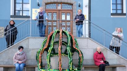 Bild: do
Initiatoren für die Osterkrone am Rathaus sind die Damen der Frauen-Union. In Coronazeiten heißt es beim alljährlichen Ergänzen des Osterschmucks und nach dem Aufstellen am kleinen Rathausbrunnen Abstand halten.