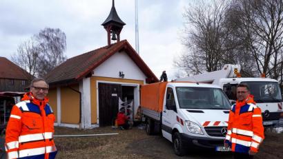 Bild: pz
Bürgermeister Bernd Sommer (links) und Tobias Tippmann vorm Feuerwehrgerätehaus in Egerteich. Im Hintergrund der Mast, auf dem später die Sirene montiert wurde.