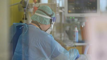 Symbolbild: Robert Michael/dpa
Intensivpfleger und andere Beschäftigte der Kliniken Nordoberpfalz haben mit der Coronabekämpfung seit einem Jahr alle Hände voll zu tun. Mittlerweile werden auch zahlreiche Operationen nachgeholt, die wegen der Pandemie 2020 verschoben wurden.