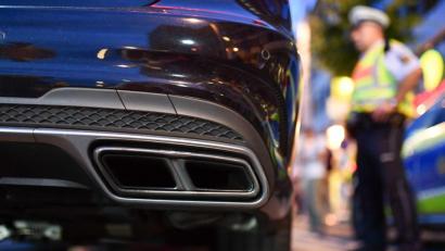 Bild: Uwe Anspach
Polizeibeamte kontrollieren sogenannte Autoposer. Foto: Uwe Anspach/dpa/Archivbild