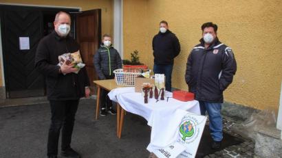 Bild: wro
Den Verkaufsstand an der Nordseite der Wiesauer Pfarrkirche betreuten (von rechts) der Zweite Vorsitzende der „Aktion Solidarität“, Oliver Zrenner, Thomas Grabe und Jannis Zrenner. Zu den Kunden zählte unter anderem Pfarrer Markus Nees (links).