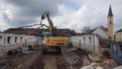 Bild: gi
Mit dem Abbruch des großen Rinderstalls und der Berghalle nimmt das Großprojekt „Weitere Nutzung des Boderanwesens“ Fahrt auf.