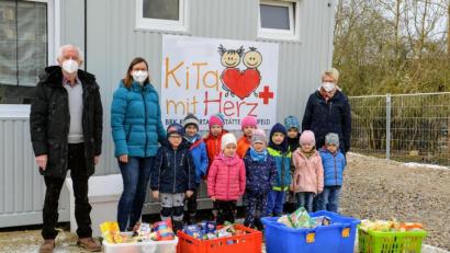 Bild: fdl
Kinder und Erzieherinnen der Ehenfelder Kita übergeben die Sachspenden für die Amberger Tafel an den Vorsitzenden Bernhard Saurenbach.