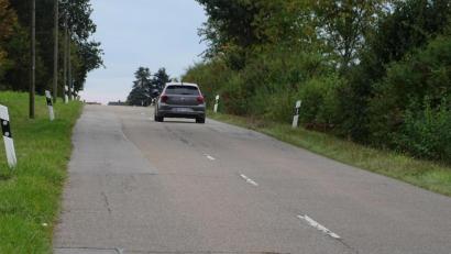 Bild: Houschka
Die rund einen Kilometer lange Verbindungsstraße von Knölling nach Wolfring muss erneuert werden. 575 000 Euro stehen dafür im
Haushaltsplanentwurf. In der Gemeinderatssitzung wurde deutlich, dass momentan Ausschreibungen laufen. Baubeginn soll im Juli sein.