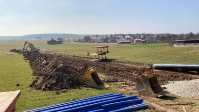 Bild: Stefanie Gradl
Zwei große Bagger der Firma Markgraf richten derzeit das Baufeld her, damit anschließend die Hauptwasserleitung verlegt werden kann.