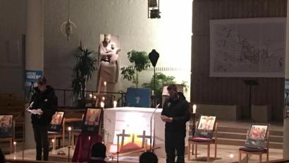 Bild: Thomas Kreinhöfner/exb
Meditatives Orgelspiel und Kerzenlicht begleitet den besonderen Jugendkreuzweg.