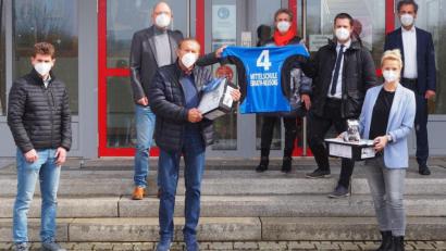 Bild: soj
Über die neuen Lernroboter freuen sich (von links) Michael Sperber (Wirtschaftsjunioren), Alexander Köstler (Schulleiter), Eduard Haider (Haider Bioswing), Gabi Schmidt (Fachoberlehrerin), Wolfgang Söllner (Bürgermeister), Sissy Zeltner (Lehrerin) und Rudi Kunz (Schulamtsdirektor).
