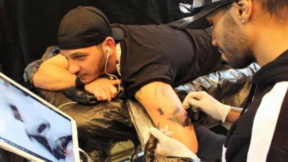 Bild: Dagmar Williamson, dwi
Robert Anderson tätowiert ein weibliches Gesicht nach Vorlage auf der Tattoo-Expo im ACC. In diesem Jahr sind Porträts besonders gefragt.