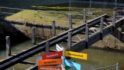 Bild: Stephan Huber
Der gesperrte Vilssteg zwischen Englischem Garten und dem sogenannten Biotop wurde fast vollständig abgebaut. In welcher Form er wiederaufgebaut wird, ist derzeit aber noch unklar.