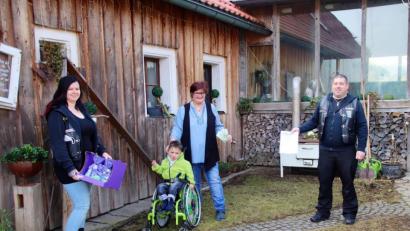 Bild: jma
Nadine Bauer (von links mit viel Süßigkeiten), Pflegemutter Christine Stich und Mario Schneider bei der Spendenübergabe an den sechsjährigen Tim in Frankenreuth.