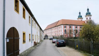 Bild: do
Die Prämonstratenserabtei und der historische Klosterhof sollen Standort einer wissenschaftlichen Einrichtung werden