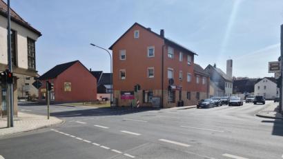 Bild: sne
Die Abbiegespuren der Deyerling-Kreuzung wurden versetzt. Größere Fahrzeuge hatten dort oft Probleme, in die andere Straße einzufädeln.