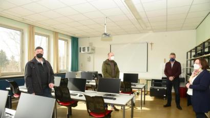 Bild: bey
Die IT-Ausstattung in den Zottbachtalschulen ist mit 24-Zollmonitoren und 18 Mini-PCs sowie zwei Laptops wieder auf dem neuesten Stand der Technik. Darüber freuen sich Bürgermeister Rainer Rewitzer, Geschäftsleiter Günter Gschwindler, Förderlehrer Hans Messer und Konrektorin Christa Walbrunn (von links).