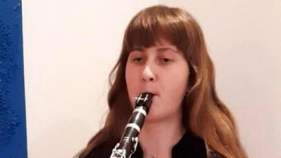 Bild: Michaela Lippert/exb
Emma Obendorfer, Schülerin des Gymnasiums Nabburg, erreichte beim Wettbewerb „Jugend musiziert“ einen dritten Platz auf Landesebene. Gemeinsam mit Musiklehrerin Michaela Lippert gratulierte Schulleiter Christian Schwab zu dieser beachtlichen musikalischen Leistung.