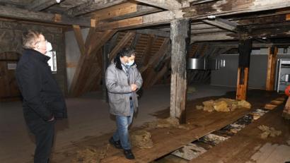 Bild: Petra Hartl
Auf dem Dachboden des Amberger Stadtarchivs ist in der Nacht zum Dienstag eine Wasserleitung geplatzt. Der Schaden ist enorm.