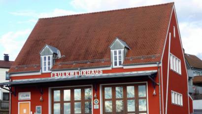 Bild: fsb
Wegen der Anschaffung neuer Fahrzeuge bietet das bisherige Feuerwehrhaus in Pirk nicht mehr genügend Platz. Auf die Gemeinde kommen hohe Kosten zu.