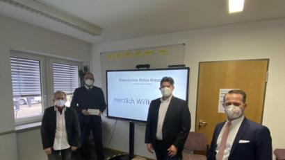 Bild: BRK-Kreisverband WEN-NEW/Bertram Kincl/exb
Über die Spende und das damit angeschaffte Smartboard freuen sich (von links) zweite BRK-Geschäftsführerin Edeltraud Sperber, Landrat Andreas Meier, BRK-Geschäftsführer Sandro Galitzdörfer und Sparkassen-Vorstand Gerhard Hösl.