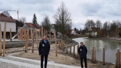 Bild: szl
Bürgermeister Franz Stahl und Stadtbaumeister Andreas Ockl informieren über den Baufortschritt des Projekts "Zukunft Stadtgrün". Der erste Bauabschnitt erstreckt sich entlang des Mühlbachs von der Franz-Böhm-Gasse bis hin zum BRK-Seniorenheim Haus Mühlbühl.