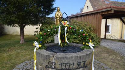 Bild: ak
Den Marienbrunnen im Pfarrhof ziert ein österlich geschmückter Bogen.