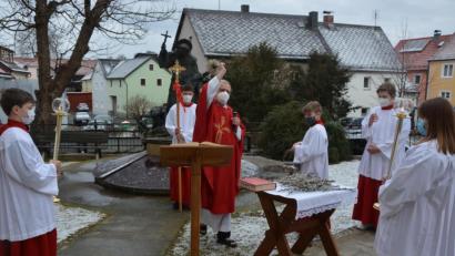 Bild: jr
Pfarrseelsorger Peter Benedikt Leitmayr segnete die Palmzweige zu Beginn des Gottesdienstes am Pater-Liberat-Weiß-Brunnen, ehe er gemeinsam mit den Ministranten in die Kirche einzog.