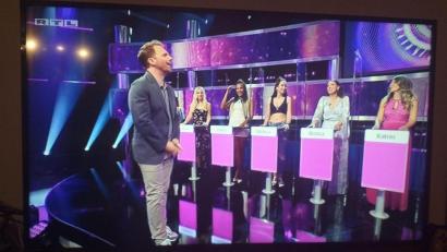 Screenshot: RTL
Moderator Ralf Schmitz (links) wollte es ganz genau wissen: Er quetschte Bianca Hampl (Zweite von rechts) in der RTL-Show „Take me out“ über ihr peinlichstes Dating-Erlebnis aus und ließ auch bei den Nachfragen nicht locker.