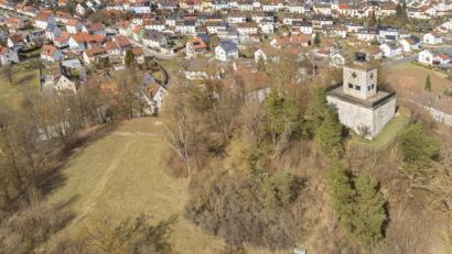Luftbild: Thilo Hierstetter
Der Schlossberg in Rosenberg gilt als Naherholungsgebiet und gut frequentierter Aussichtspunkt. Jetzt droht das Rosenberger Wahrzeichen immer mehr zu vermüllen – wären da nicht einige verantwortungsvolle Zeitgenossen.
