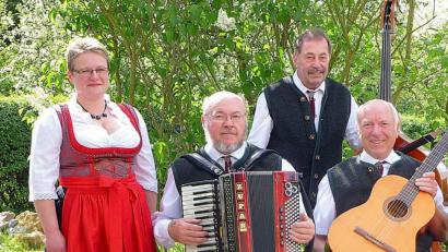 Archivbild: bsc
Zu den Säulen des musikalischen und kulturellen Lebens in der Region gehört die Friedenfelser Stubnmusi. Petra Bannert, Reinhard Schwarz, Karl Käß und Bernhard Schaumberger (von links) freuen sich, wenn es endlich wieder heißt: „Die Musikanten spielen auf.“