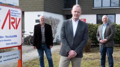 Bild: Gabi Schönberger
Helmut Sturm (von links) tritt beim ARV nach hinten und geht im Sommer in den Ruhestand. Ihm folgt als Bezirksgeschäftsführer Christian Henkens, den ARV-Vorstandsmitglied Thilo Schmidt vorstellte.