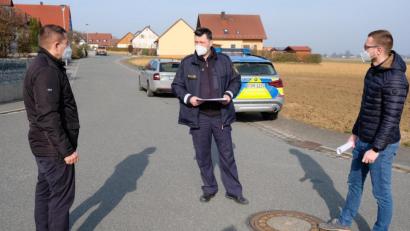 Bild: do
Nach Auswertung der Daten der Geschwindigkeitsmessanlage berät eine kleine Verkehrsschau mit Bürgermeister Marcus Gradl, Polizeihauptmeister Paul Zawal und VG-Verkehrssachbearbeiter Christopher Neukam (von links) über Möglichkeiten, in der Gossenstraße die Raser auszubremsen.